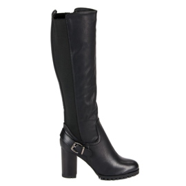 Odgovarajuće čizme na postu crna