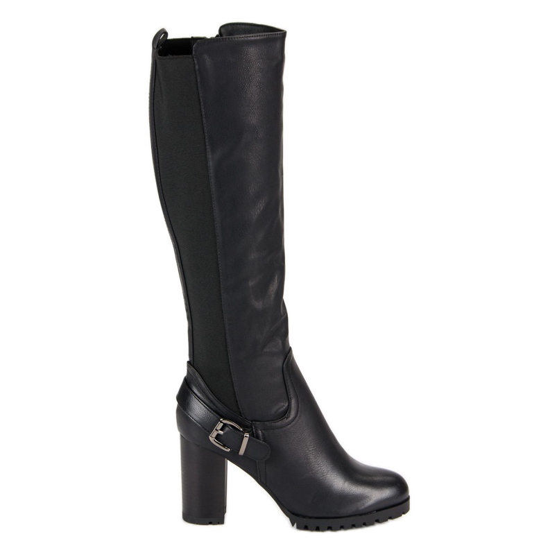 Odgovarajuće čizme na postu crno