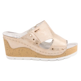 VINCEZA sandale na klin zlatni