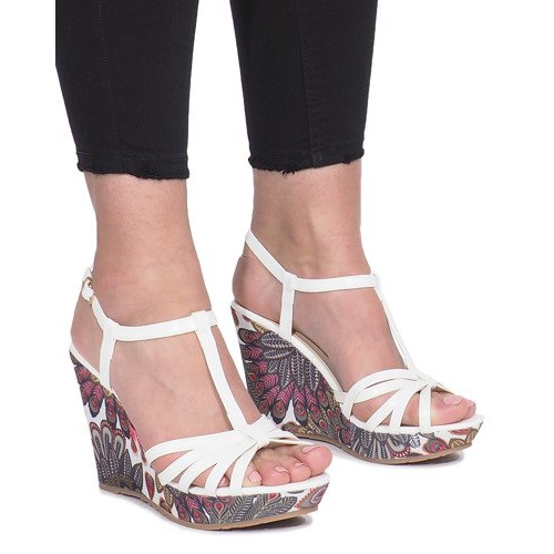 Bijele sandale na Ibrahimovoj klinnoj peti crno