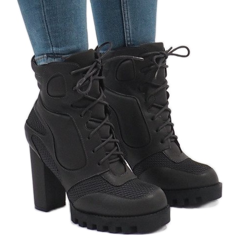 Izolirane sive čizme na stupu 9132-5 siva