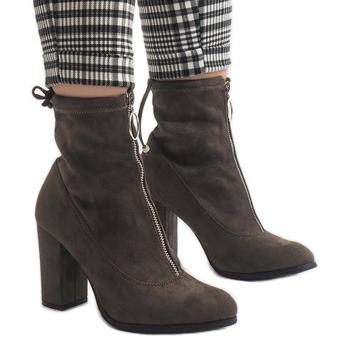 Zelene gležnjače od antilopa na stupu C-7179 zelena