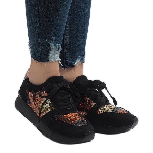 Crne sportske tenisice na klin T025 crno raznobojna