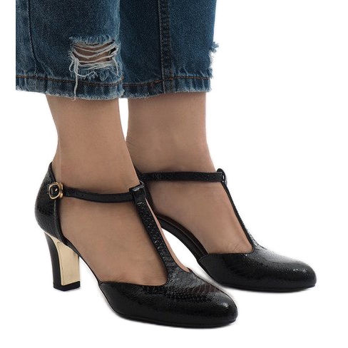 Crne crpke na stupu 2239-1 crno