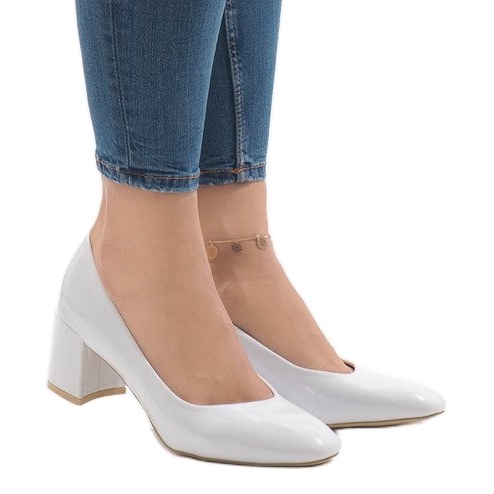 Bijele lakirane crpke na stupu 7501-1 bijela