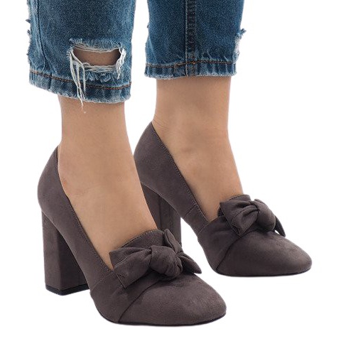 Pumpe od sivog antilopa na stupu N510 siva