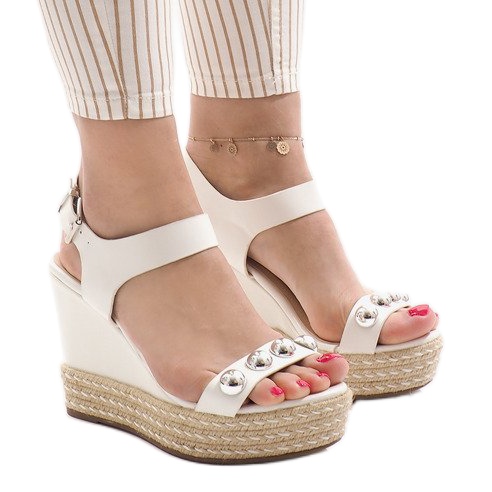Bijele lakirane sandale na klin 17060-74 bijela