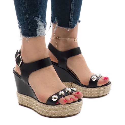 Crne lakirane sandale na klin 17060-74 crno