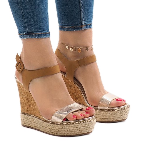 Zlatne lakirane sandale na klin VB76063 zlatna