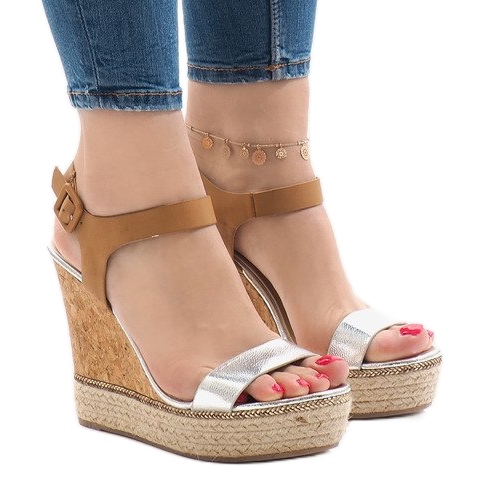 Srebrne lakirane sandale na klin VB76063 smeđa