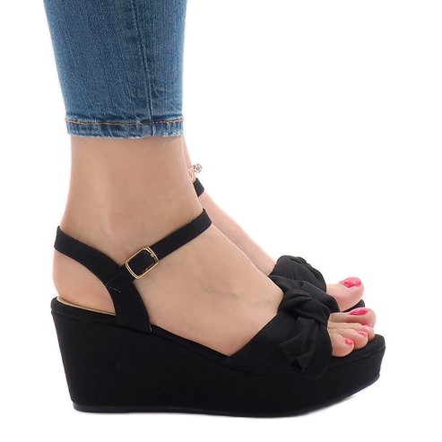 Crne sandale na klin s mašnom F055 crno