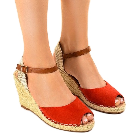 Sandale s crvenim klinom 2895 crvena
