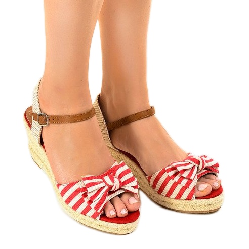 Crvene sandale na klin s mašnom W032 crvena