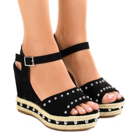 Crne sandale na klin s biserima 77-32 crna