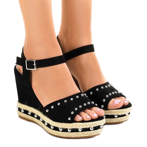 Crne sandale na klin s biserima 77-32 crno