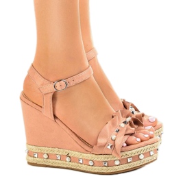 Ružičaste sandale na klin s biserima 2445 ružičasta