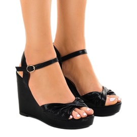 Crne sjajne sandale na klin JM-M215M crna