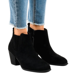 Crne gležnjače od antilopa na stupu SA-3338 crna