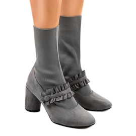 Sive antilop gležnjače na stupu LL-102P siva