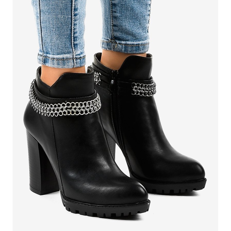 Crne čizme na postolju s lancem 13X992-51A crno