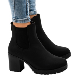 Crne izolirane čizme na stupu B2881-KB crna