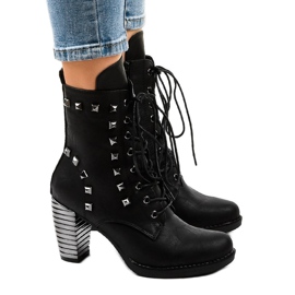 Crne gležnjače s klinovima F117 crna