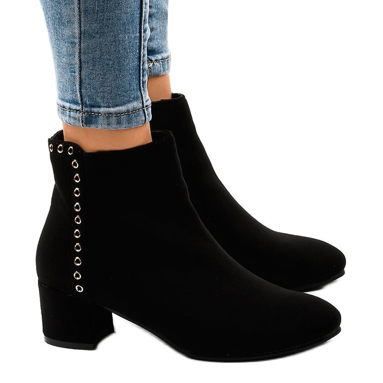 Crne gležnjače od antilopa na Z179 stupu crno