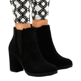 Crne gležnjače od antilopa na stupu A-762 crno