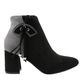 Crne gležnjače od antilopa na stupu H372 crna siva