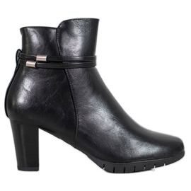 Klasične čizme na postu crna