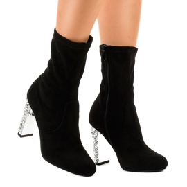 Crne gležnjače od antilopa na BM178 stupu crna