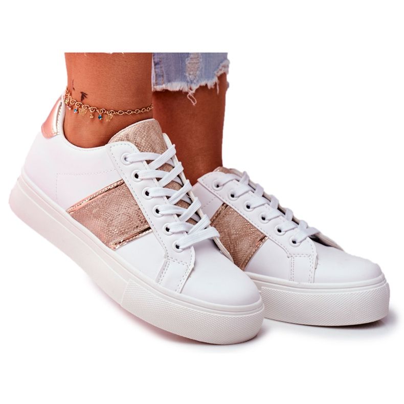 Ženske sportske cipele, bijele i zlatne, nastavljaju bijela