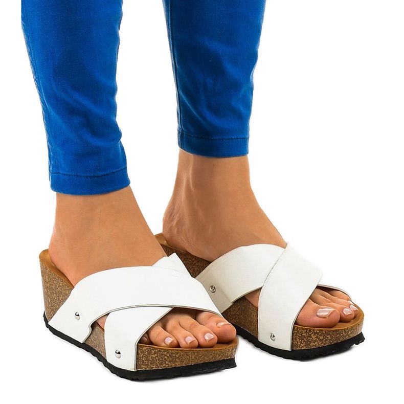 Bijele sandale na papuču na klin GU53 bijela