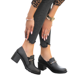 Ženske crne cipele na stupu C17-6113 crna