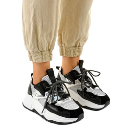 Bijele sportske tenisice s crnim umetcima RAL-63 crna