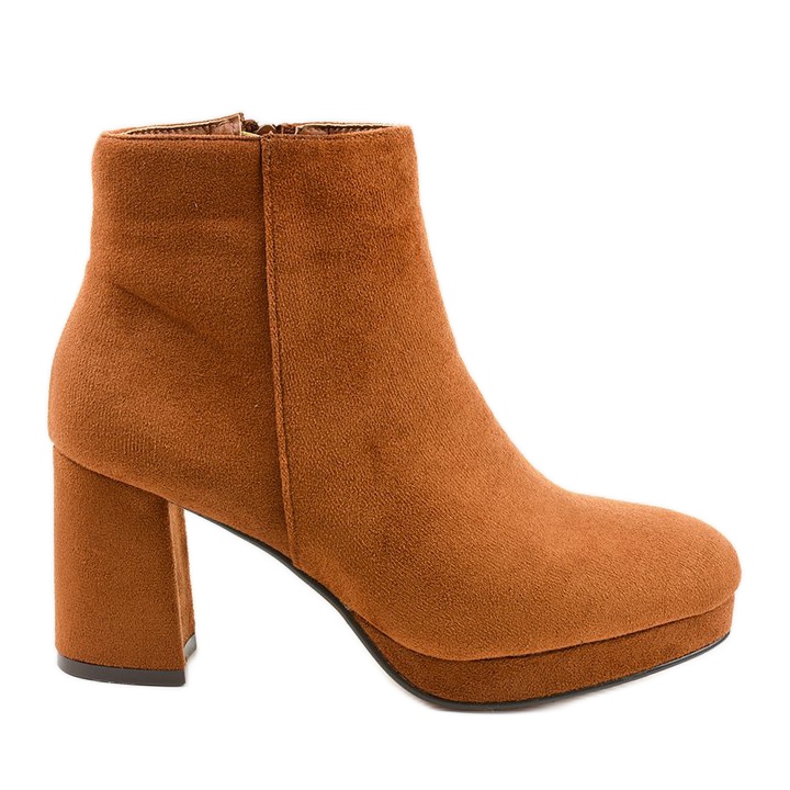 Smeđe gležnjače od antilopa na Mahoganis stupu smeđa žuta boja