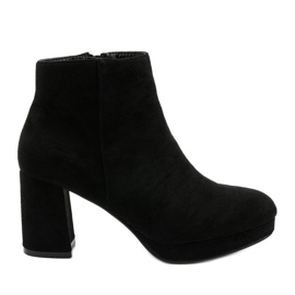 Crne gležnjače od antilopa na Mahoganis stupu crna