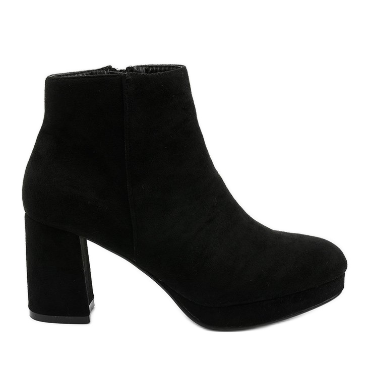 Crne gležnjače od antilopa na Mahoganis stupu crno