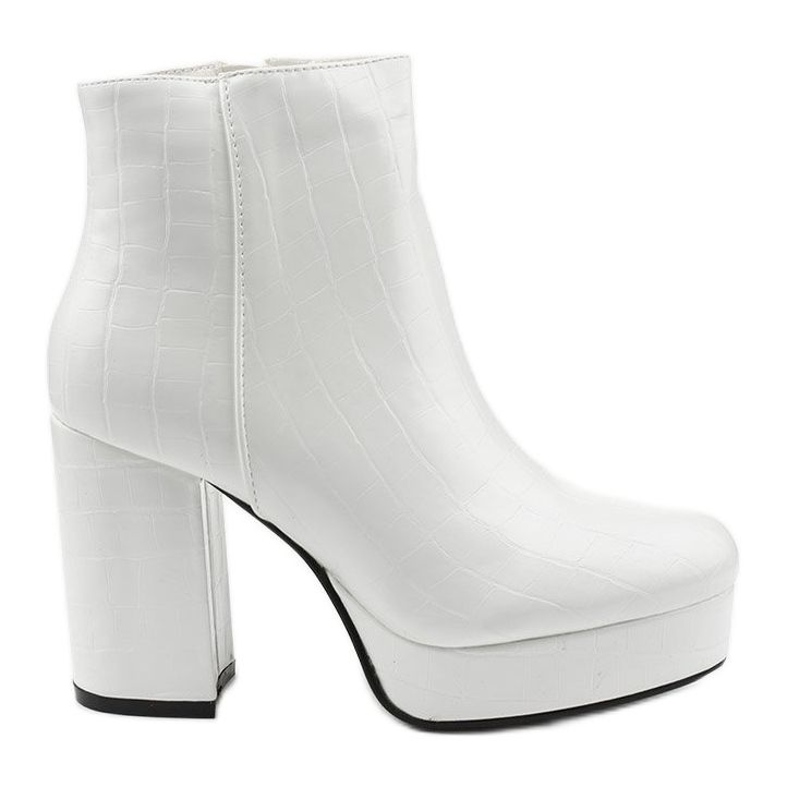 Bijele čizme na stupu Usinaya bijela