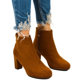 Deve čizme na stupu, Xentora antilop smeđa