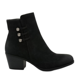 Crne gležnjače od antilopa na Keenshaper stupu crna