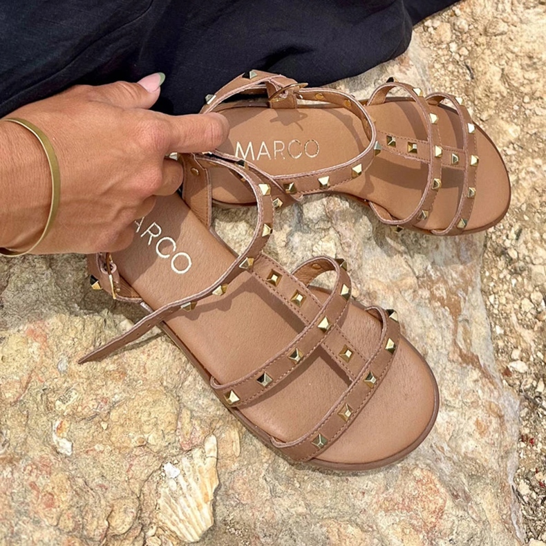 Marco Shoes Kožne sandale sa zlatnim čifovima smeđa 1