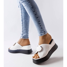 Bijele ukrašene sandale na klin od Degne bijela 2