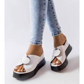 Bijele ukrašene sandale na klin od Degne bijela 1