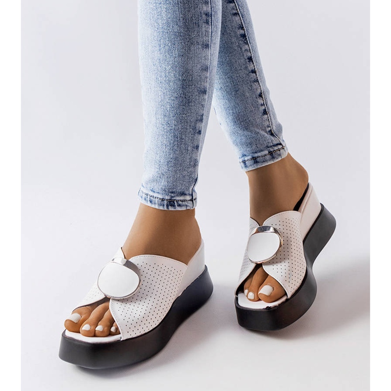 Bijele ukrašene sandale na klin od Degne bijela 1