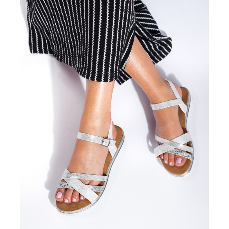 Udobne bijele i srebrne sandale Shelovet na niske klinove bijela 1