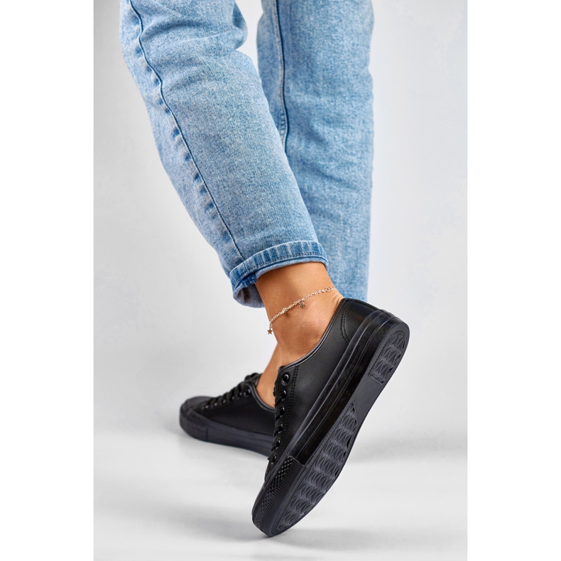 Ženske tenisice od eko kože sa crnim đonom crna 2