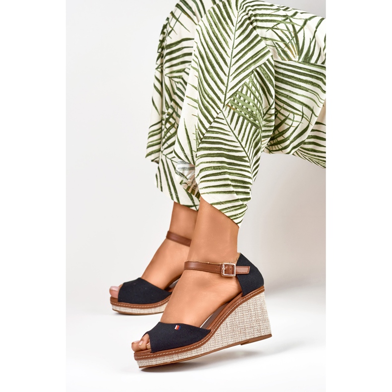 Ženske crne sandale na klin marke Tomm crno 1