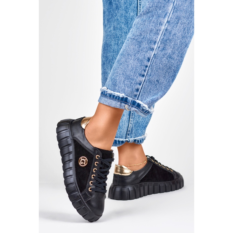 Crne kožne sportske cipele sa zlatnim detaljima crna 1