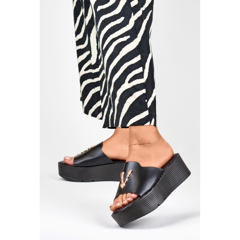 Ženske crne sandale na klin sa zlatnim ukrasima crna 2